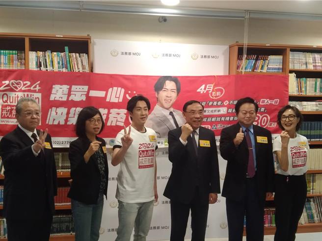 法务部、国健署、董氏基金会举办「戒菸就赢比赛」 志工陈汉典教戒菸四招（陈志贤摄）