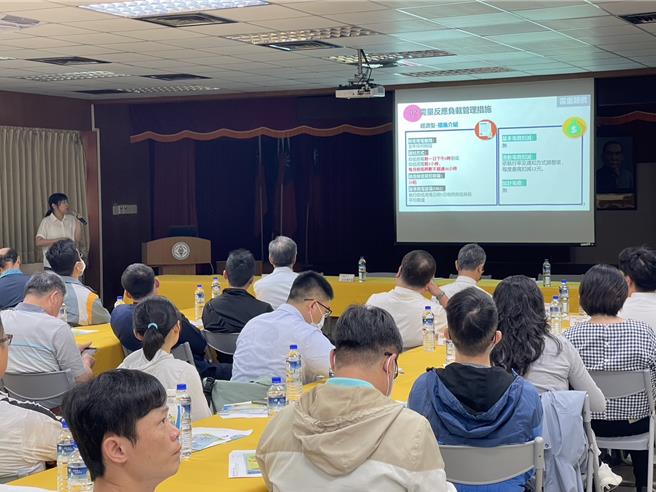 台電澎湖區營業處10日上午邀請契約容量達100瓩以上的50戶大用戶舉辦座談會。（許逸民攝）