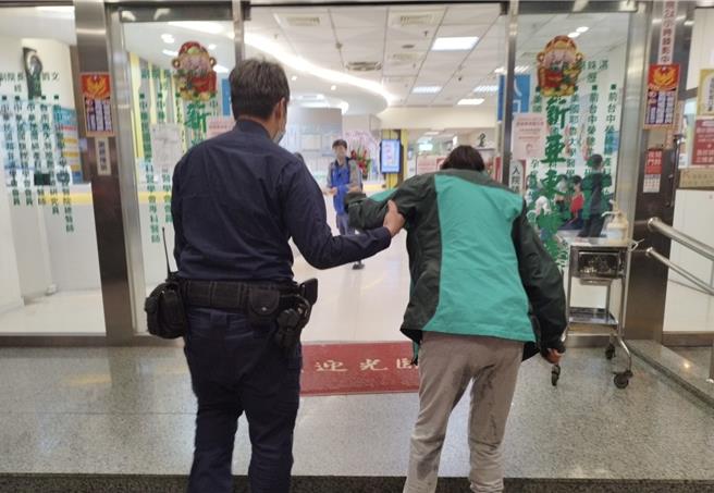 考量到孕婦即將臨盆，警方駕駛巡邏車載著該男子與產婦5分鐘內抵婦產科醫院。（中市警五分局提供／馮惠宜台中傳真）
