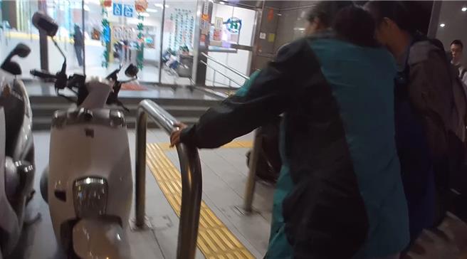 考量到孕婦即將臨盆，警方駕駛巡邏車載著該男子與產婦5分鐘內抵婦產科醫院。（中市警五分局提供／馮惠宜台中傳真）