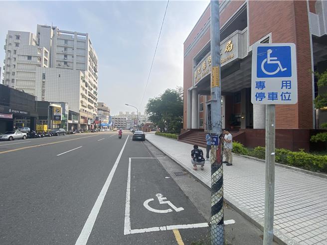 彰化县对身心障碍者的停车优惠堪称全国最严苛，规定身障者需停公有身障停车格才有前两小时半价的优惠。（孙英哲摄）