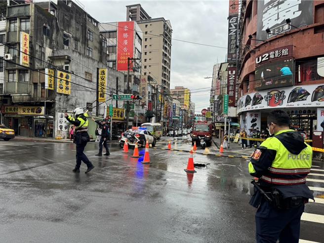 新北市板橋區館前西路與南雅南路口今傳出水管破裂導致漏水冒出，新北市長侯友宜今在臉書提醒民眾行經注意。（摘自新北市長侯友宜臉書）