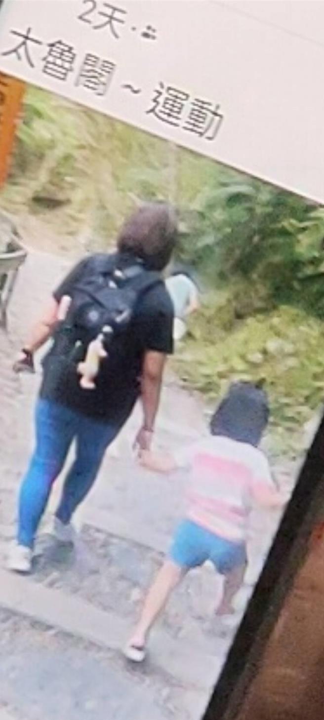 花莲强震迈入第8天，太鲁阁国家公园砂卡礑步道0.5K大崩壁为搜救热点，救难人员派遣怪手挺进后，今顺利带出4名罹难者，并在其中1具遗体旁发现一个挂有吊饰的后背包，与游妻出游当天背负的一样。（家属提供／罗亦晽花莲传真）