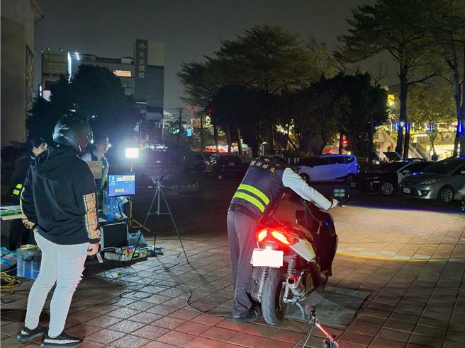 台南市政府環保局加強稽查取締噪音車輛。（環保局提供／洪榮志台南傳真）