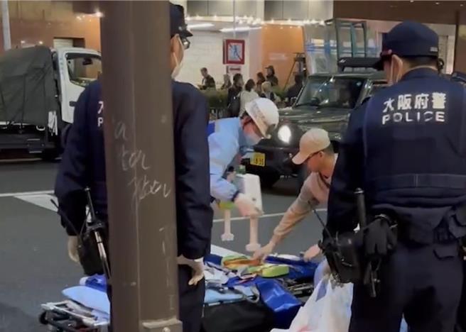 台中市消防局太平分队员陈秉炜、张晋凯，日前赴日本旅游时，当街协助路倒失去心跳妇人执行抢救，顺利完成另类「跨国救援」任务。（中市消防提供／王煌忠台中传真）