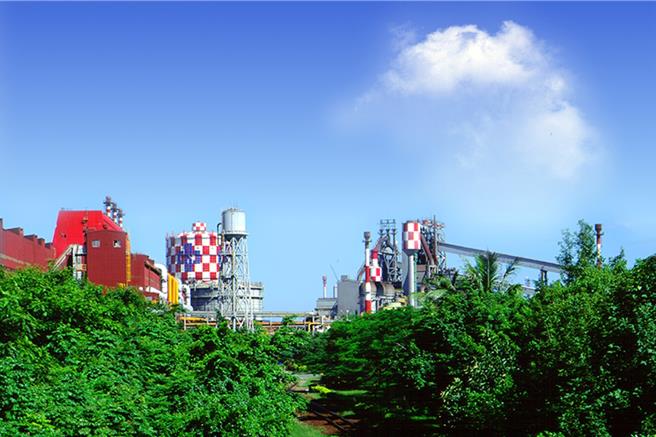 中钢持续落实「高值化精致钢厂」及「发展绿能产业」经营双主轴及推动「低碳转型」、「数位转型」、「供应链转型」三大转型行动，建构台湾钢铁产业永续韧性。（中钢提供）