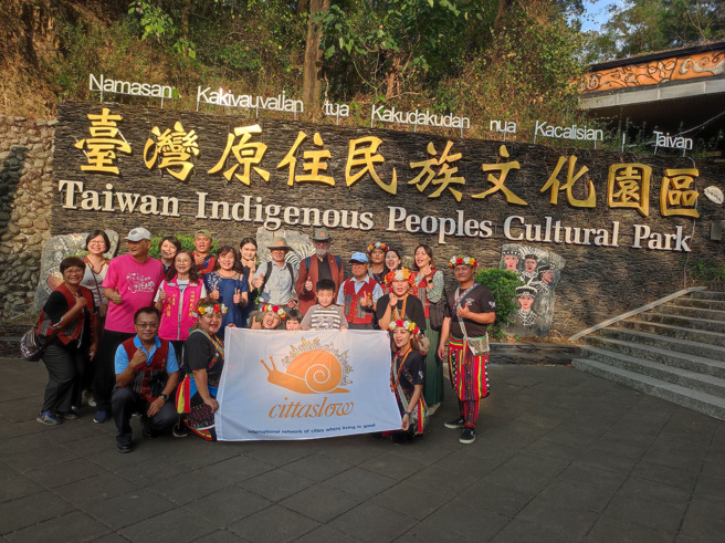 南華大學USR計畫團隊協助安排義大利國際慢城總部來台訪視行程，並至瑪家鄉原住民文化園區觀賞原民特色歌舞表演。(照片/南華大學提供)