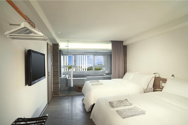 「向土地致敬！採果趣」专案，全家大小4人同行入住温泉家庭客房，21天前预订，早鸟价每人每晚1410元起，图为滔洋式家庭温泉客房。(捷丝旅宜兰礁溪馆提供)