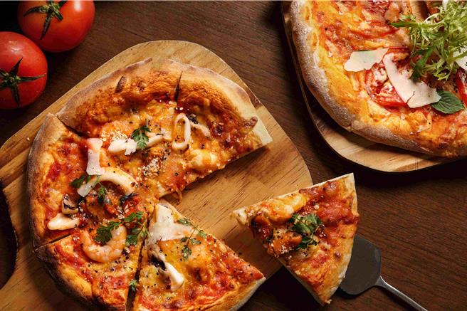 捷丝旅宜兰礁溪馆特别设置了「阿J厨艺教室-Pizza欢乐送」，让旅客们带着採摘的番茄，亲手制作Pizza，亲子一起DIY，好吃好玩。(捷丝旅宜兰礁溪馆提供)