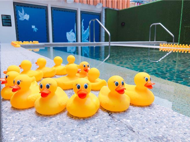 位于旅馆1楼的「澐露天风吕」，规划了成人池和儿童池，池中还有满满的黄色小鸭鸭，是超萌的打卡热点。(捷丝旅宜兰礁溪馆提供)