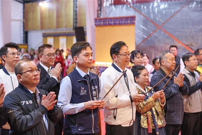 行政院副院长郑文灿传言有可能参选2026双北市或桃园市长，立法委员牛煦庭对此回应道，郑文灿是否能兑现曾经的支票，让桃园建设顺利完工是最大的挑战。（取自牛煦庭脸书）