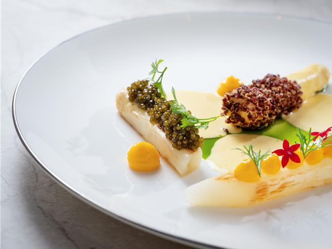 台北文華東方酒店「Bencotto」義大利餐廳限時推出白蘆筍季節限定美饌，首推以三種滋味襯托白蘆筍清甜多汁的繽紛的開胃菜「白蘆筍、蛋黃醬、魚子醬、脆藜麥」。（台北文華東方酒店提供／吳娮翎台北傳真） 