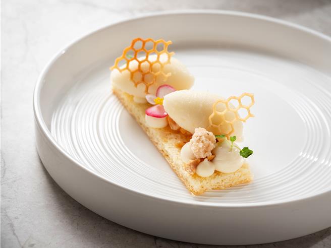 台北文華東方酒店「榛果蛋糕、柚子優格慕斯、白蘆筍雪酪」清香鮮甜的滋味是春季最甜美的禮讚。（台北文華東方酒店提供／吳娮翎台北傳真）