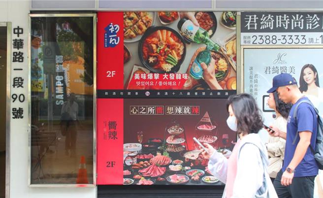 王品集團旗下餐廳「初瓦」及「嚮辣」台北西門店，發生多人疑似食物中毒事件，截至今(10)日早上10時，兩案再新增共21人身體不適就醫。（示意圖／記者陳君瑋攝影）