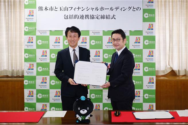 玉山金控總經理陳茂欽(左)與熊本市副市長中垣內隆久(右)簽署合作備忘錄，打造完整的金融服務平台。（玉山提供）