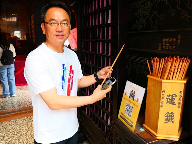 云林县北港镇武德宫财神庙去年参访人次突破800万，求籤者愈来愈多，庙方因此设置「解籤辅助机器人」，10日正式启用，结合AI与信仰，很受年轻信眾喜爱。（张朝欣摄）