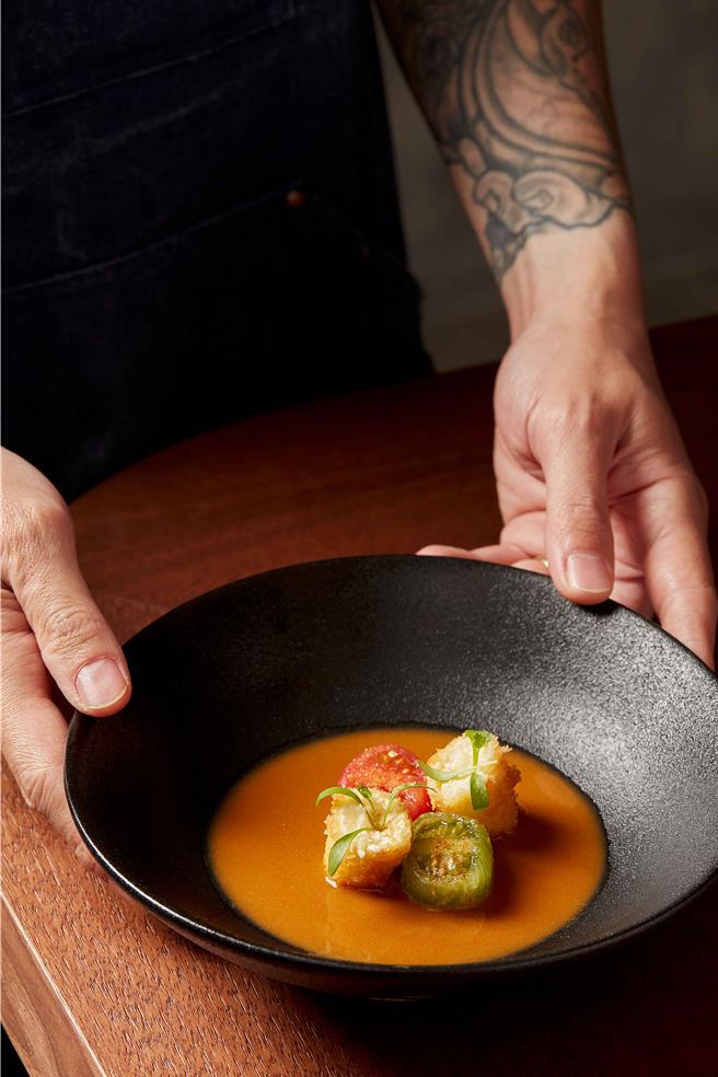 番茄｜炸起司｜冬荫汤。（SKY Lab西式居酒屋提供／吴娮翎台北传真） 