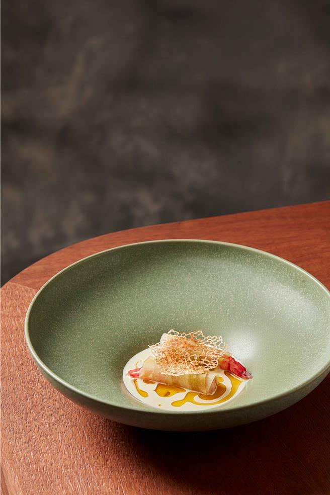 胭脂虾｜青木瓜｜绿海鲜酱。（SKY Lab西式居酒屋提供／吴娮翎台北传真） 
