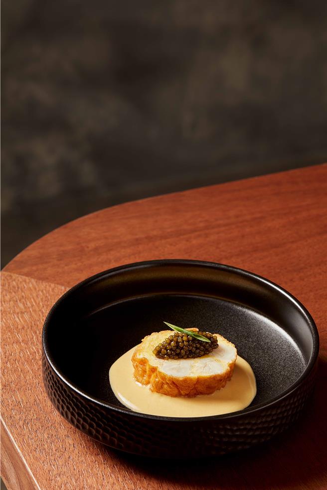 鱼子酱｜蟹蛋卷｜荷兰酱。（SKY Lab西式居酒屋提供／吴娮翎台北传真）