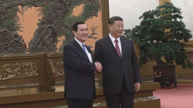 马英九(左)与习近平(右)的二会万眾瞩目，会中马英九还脱口说出中华民国，引发热议。（图／中天新闻网提供）