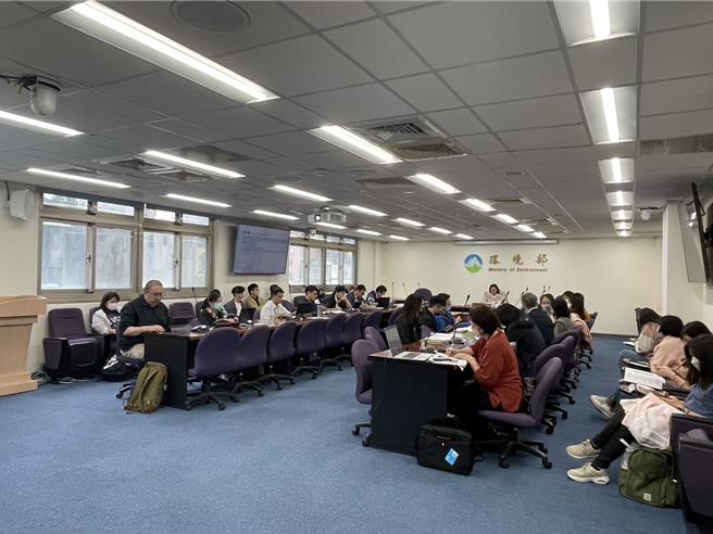 環境部10日召開「溫室氣體減量效益核發、轉讓、帳戶管理作業要點」草案研商會議。（蔡佩珈攝）