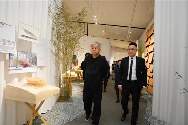 日本国际知名建筑师隈研吾4月旋风来台，在清景麟集团集团邀请下，展出「五感的建筑」世界巡迴展。（柯宗纬翻摄）