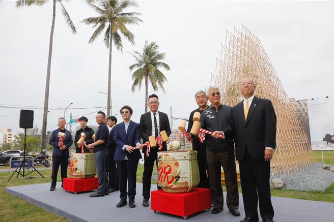 日本国际知名建筑师隈研吾4月旋风来台，在清景麟集团集团邀请下，展出「五感的建筑」世界巡迴展。（柯宗纬翻摄）