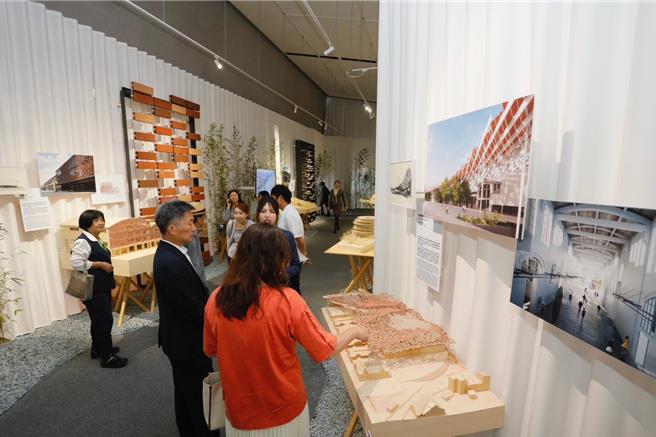 日本国际知名建筑师隈研吾4月旋风来台，在清景麟集团集团邀请下，展出「五感的建筑」世界巡迴展。（柯宗纬翻摄）