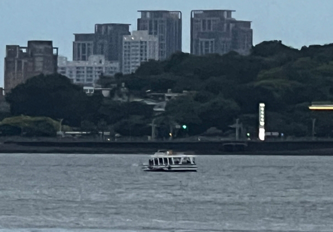 淡水蓝色公路的渡轮，傍晚5点多搁浅在八里沙洲，船上51人待救。（民眾提供）