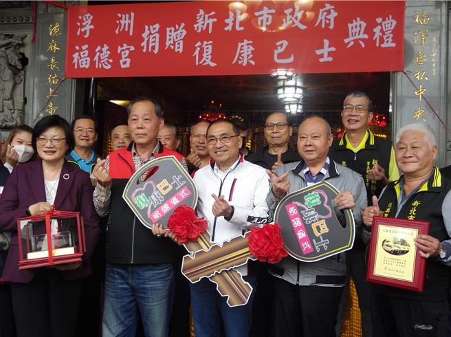 福德宮主委、文傑建設董事長郭進源（前排左二）代表捐贈新北市2輛復康巴士，由市長侯友宜（前排中）代表受贈。（張鎧乙攝）