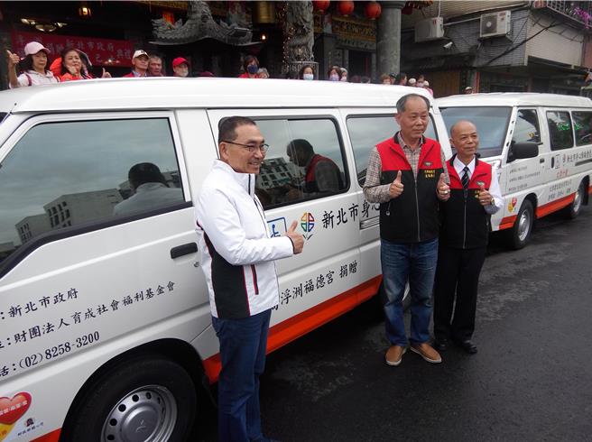 福德宮主委、文傑建設董事長郭進源（中）代表捐贈新北市2輛復康巴士，由市長侯友宜（左）代表受贈。（張鎧乙攝）