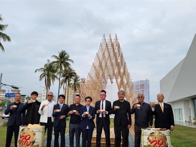 清景麟集团董事长林聪麟（右四）、日本建筑师隈研吾（右三）、以及台南副市长赵卿惠（右五）等人，10日下午共同为隈研吾世界建筑巡迴展台南「五感建筑」展揭幕。图／顏瑞田