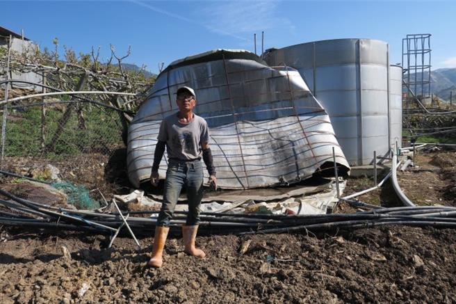0403花莲大地震造成台中市梨山地区数百座水塔发生毁损、倾斜，当地居民苦无法灌溉蔬果及民生用水。（罗进玉提供／张妍溱台中传真）