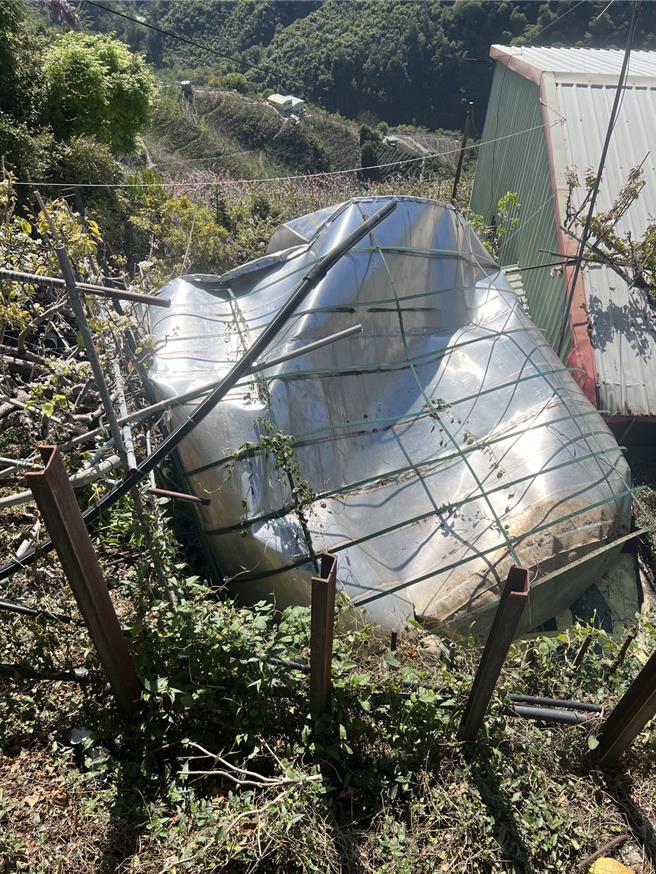  0403花莲大地震造成台中市梨山地区数百座水塔发生毁损、倾斜，当地居民苦无法灌溉蔬果及民生用水。（罗进玉提供／张妍溱台中传真）