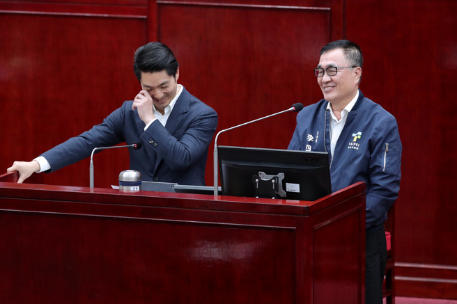 台北市长蒋万安（左）、副市长李四川（右）10日赴市议会备询，民进党台北市议员洪健益质询时向李四川喊话，说如果民进党在新北市没有推出市长人选，他愿意支持李出马竞选；李四川听闻后笑答「你支持的话我会考虑」，让一旁的蒋万安也不禁笑了出来。（黄世麒摄）