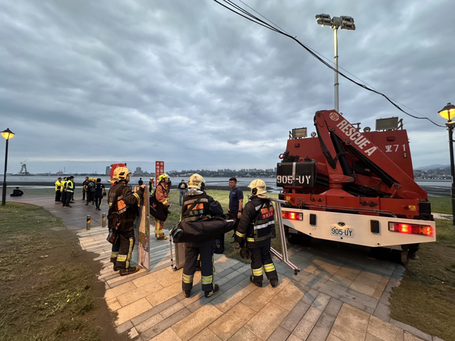 消防队在八里左岸下船艇前往警戒。（翻摄画面）