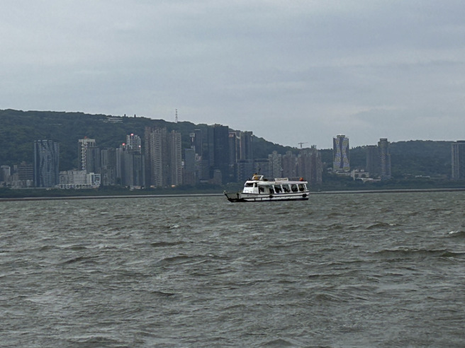 现场渡轮卡在沙洲上，船上人员都平安。（翻摄画面）