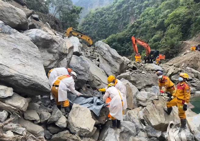 今(10)日派遣的怪手挺入现场，把压在罹难者遗体上的巨石移开，将罹难者遗体脱困。（消防署提供）