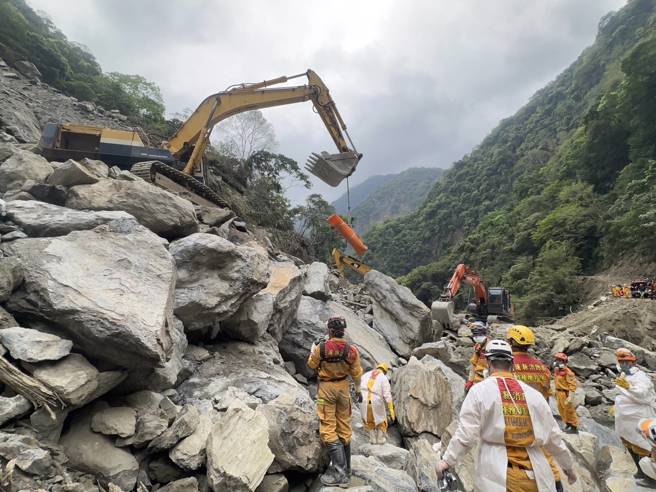 今(10)日派遣的怪手挺入现场，把压在罹难者遗体上的巨石移开，将罹难者遗体脱困。（消防署提供）