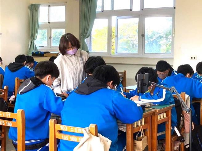 新竹县宣布113学年度开始，县内代理教师具有代理类（科）别合格教师资格者，得依其学歷与年资，比照专任教师叙薪。（新竹县府提供／邱立雅竹县传真）