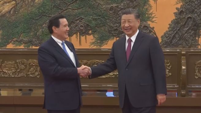 习近平10日下午会见马英九时表示，只要认同两岸都是中国人、一家人，两岸同胞完全可以坐下来，就家里人的事先接触交流起来。（图／中天新闻网提供）
