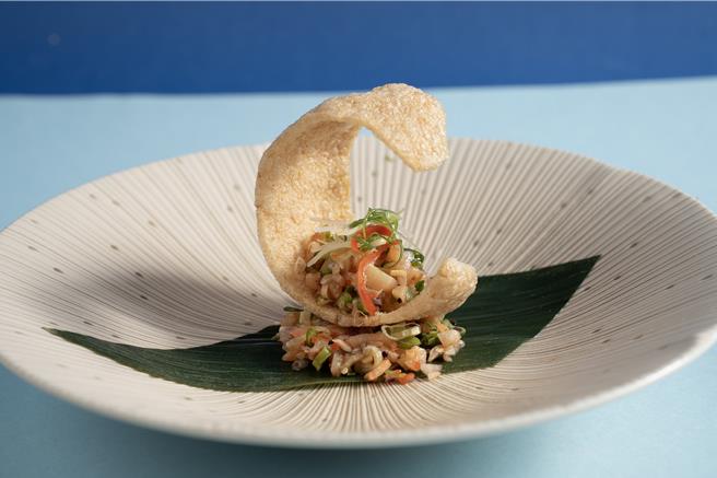 「鱺韃靼佐安平蝦餅」韃靼醬搭配著海鱺魚肉，搭配安平蝦餅，一口品嚐酸甜脆多重滋味。（台南大員皇冠假日酒店提供）