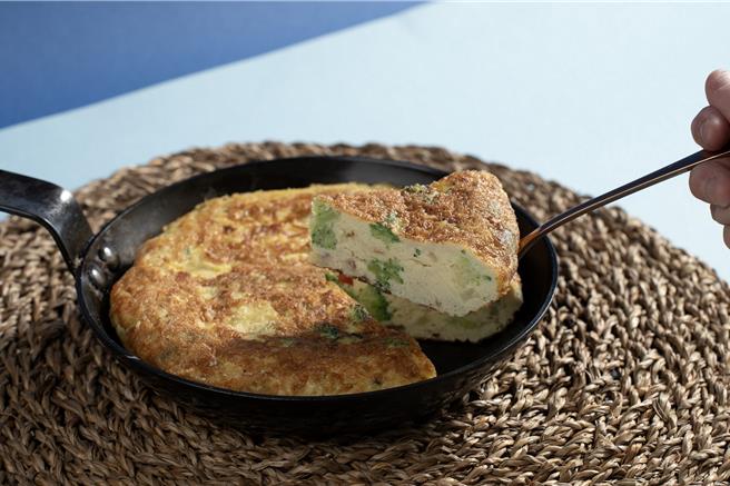 「海鱺酸豆茴香義大利烘蛋」結合海鱺、酸豆、茴香和義大利烘蛋，料豐味美。 （台南大員皇冠假日酒店提供）