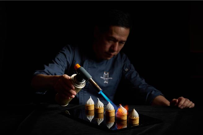 「彩匯」自助餐廳人氣甜點區推出多款炙燒甜品，首推將招牌甜點「檸檬塔」搭配蛋白霜炙燒製成的「炙燒蛋白霜檸檬塔」。（台北美福大飯店提供）