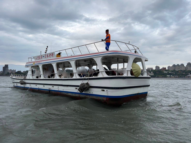 现场渡轮卡在沙洲上，船上人员都平安。（翻摄画面）