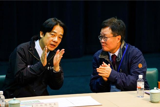 前宜兰县代理县长陈金德（右）传出将接任工程会主委，图为总统当选人赖清德（左）担任行政院长时，率政院团队到宜兰县与地方座谈照片。（本报资料照片）