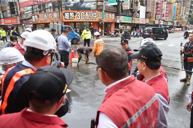 板桥区南门街、馆前西路口水管破裂，新北市长侯友宜于原订行程后即刻前往现场视察。（新北市政府提供）