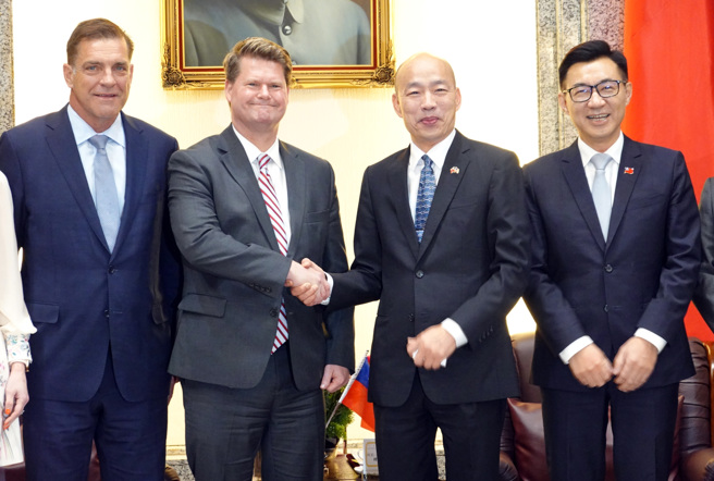 立法院长韩国瑜（右二）10日接见美国智库「2049计画研究所」访问团主席薛瑞福（左二）等一行人。（姚志平摄）