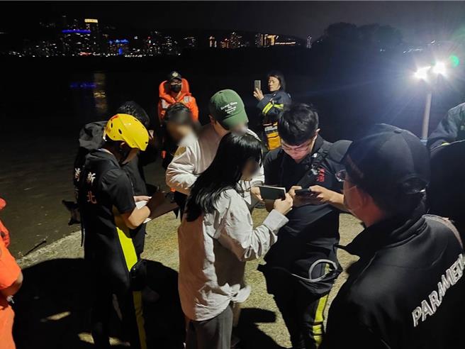 船上受困人員安全上岸。（新北消防局提供／張鎧乙新北傳真）