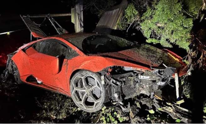 价值1千1百多万台币的蓝宝坚尼跑车，被13岁少年当场撞烂。（图／翻摄自West Vancouver Police）
